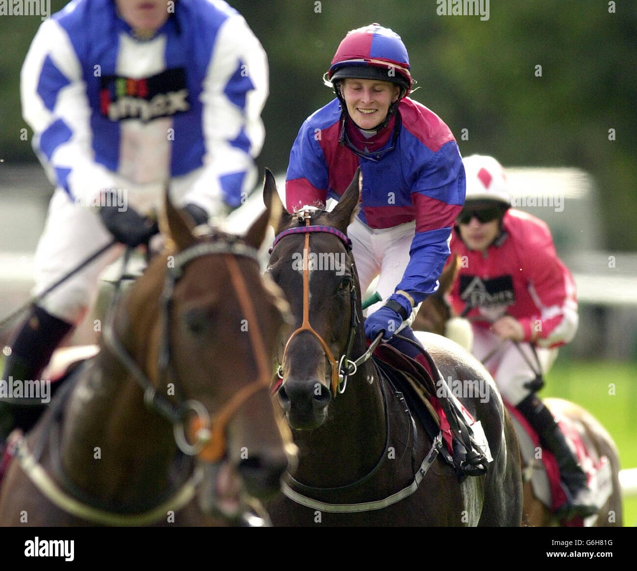 "The Tote Silver Cup". Titolo nativo indovinato dal jockey Joanna Badger (centro) vince 'la Tote Silver Cup' all'ippodromo di Ayr. Foto Stock