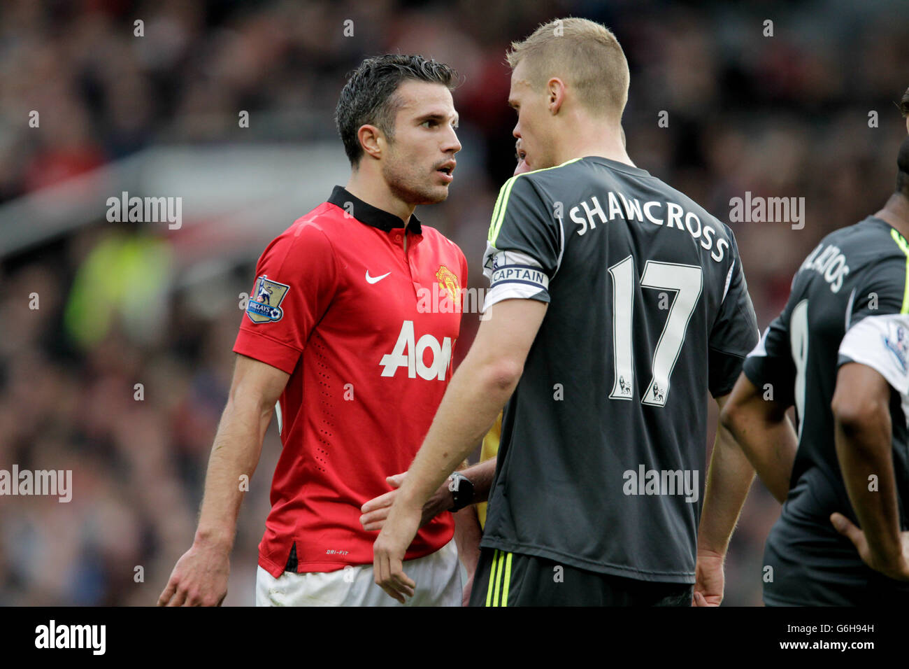 Robin Van Persie del Manchester United (a sinistra) e Ryan Shawcross di Stokes City si piazza durante la partita della Premier League di Barclays Manchester United contro Stoke City presso l'Old Trafford, Manchester Foto Stock