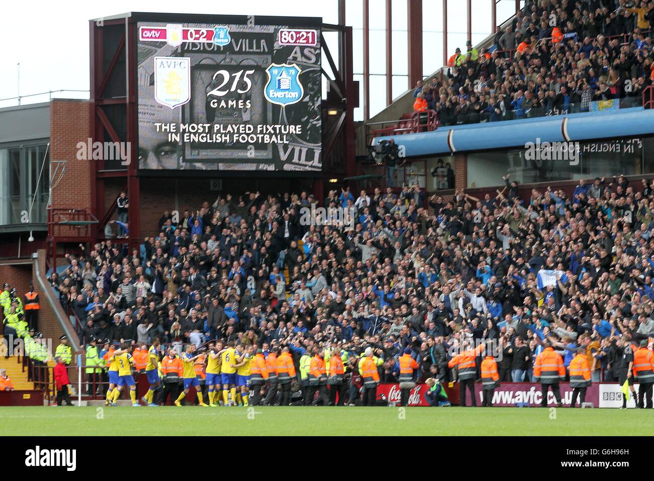 Una visione generale mentre i giocatori di Everton festeggiano di fronte I fan in partenza dopo Leon Osman hanno segnato il loro secondo gol del gioco Foto Stock