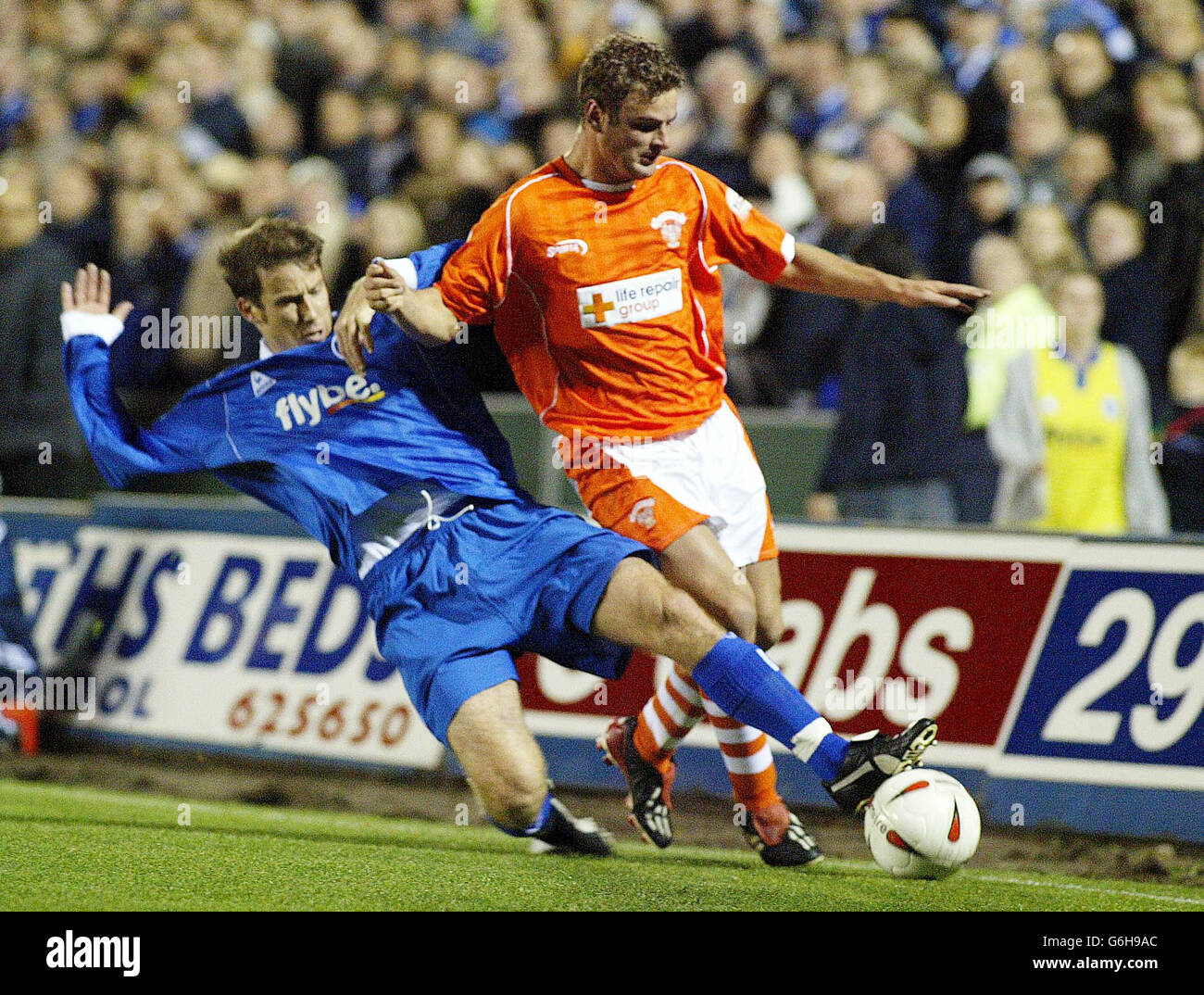 La Richie Wellens di Blackpool viene sfidata dal Kenny Cunningham di Birmingham City (a sinistra) durante la seconda partita della Carling Cup al Bloomfield Road Ground di Blackpool. Foto Stock