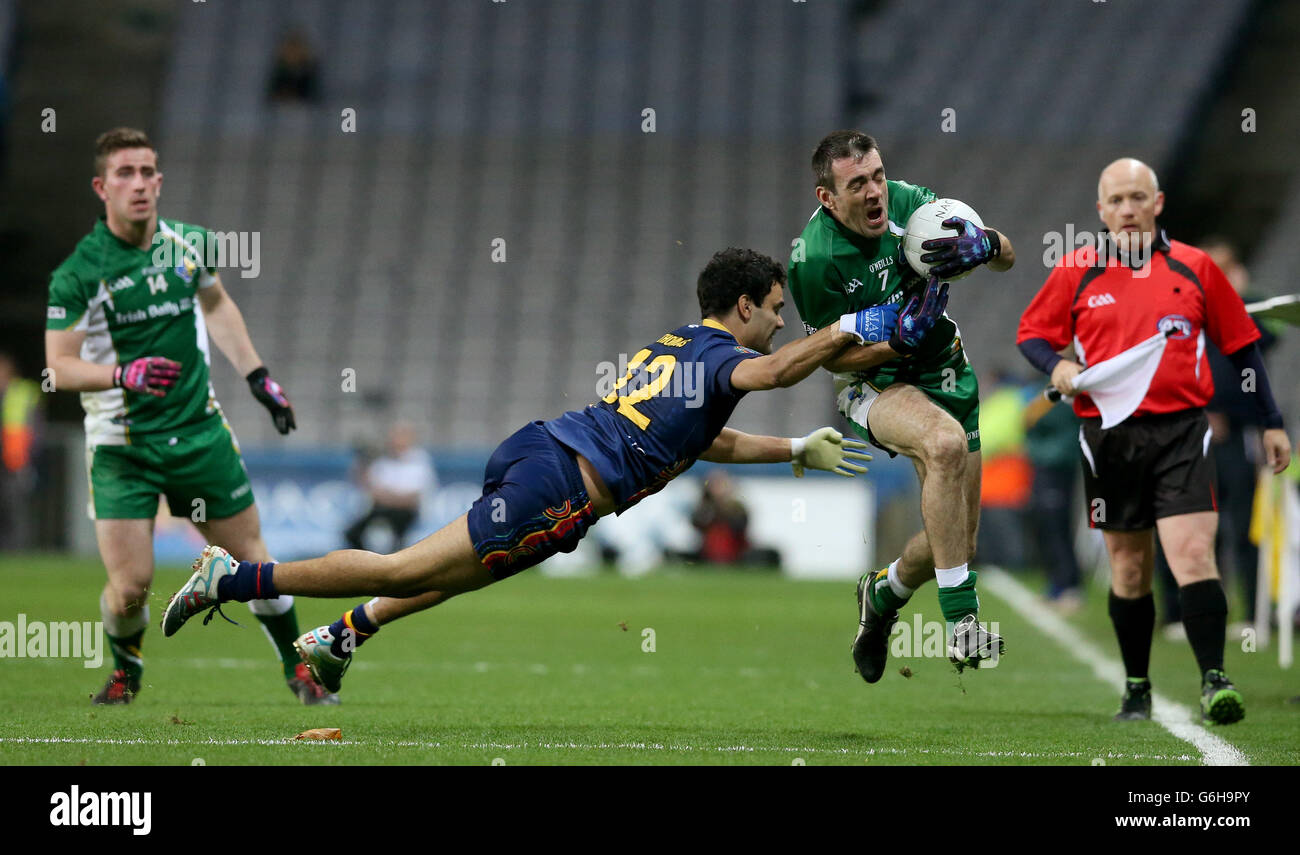 L'irlandese John Doyle viene affrontato dal australiano Lindsay Thomas durante la partita della International Rules Series a Croke Park, Dublino, Irlanda. Foto Stock