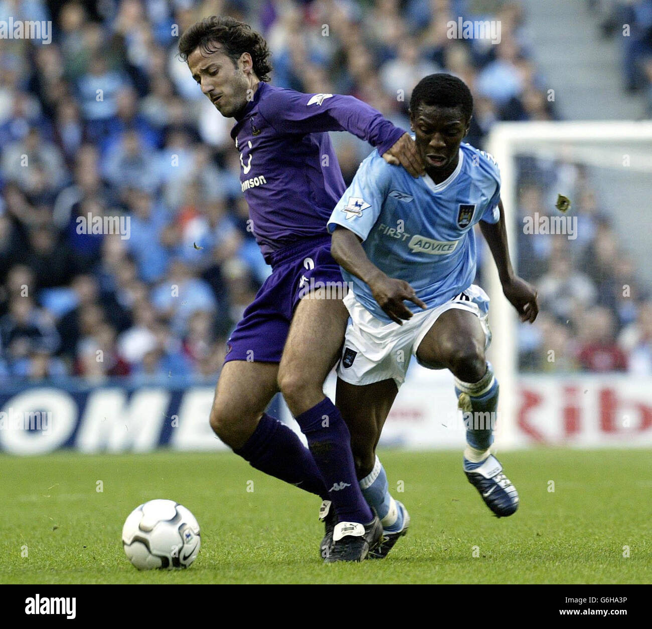 Shaun Wright-Phillips di Manchester City cerca di superare il difensore di Tottenham Hotspur Mauricio Taricco (a sinistra) durante la partita di premiership fa Barclaycard allo stadio City of Manchester. Foto Stock