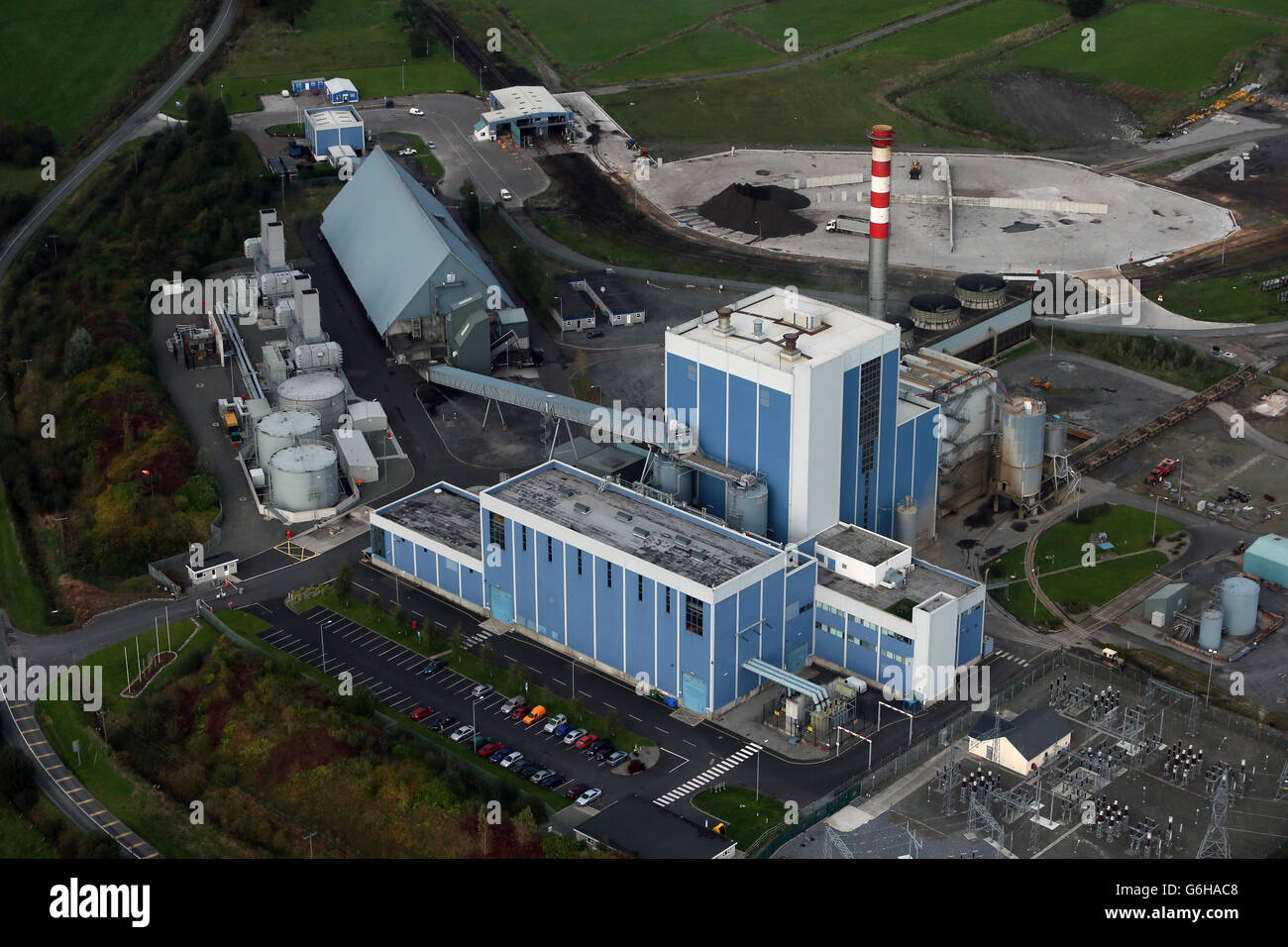 Foto di stock della torba di Edenderia di Bord na Mona e della powerstation alimentata a biomassa presa da un elicottero. Foto Stock