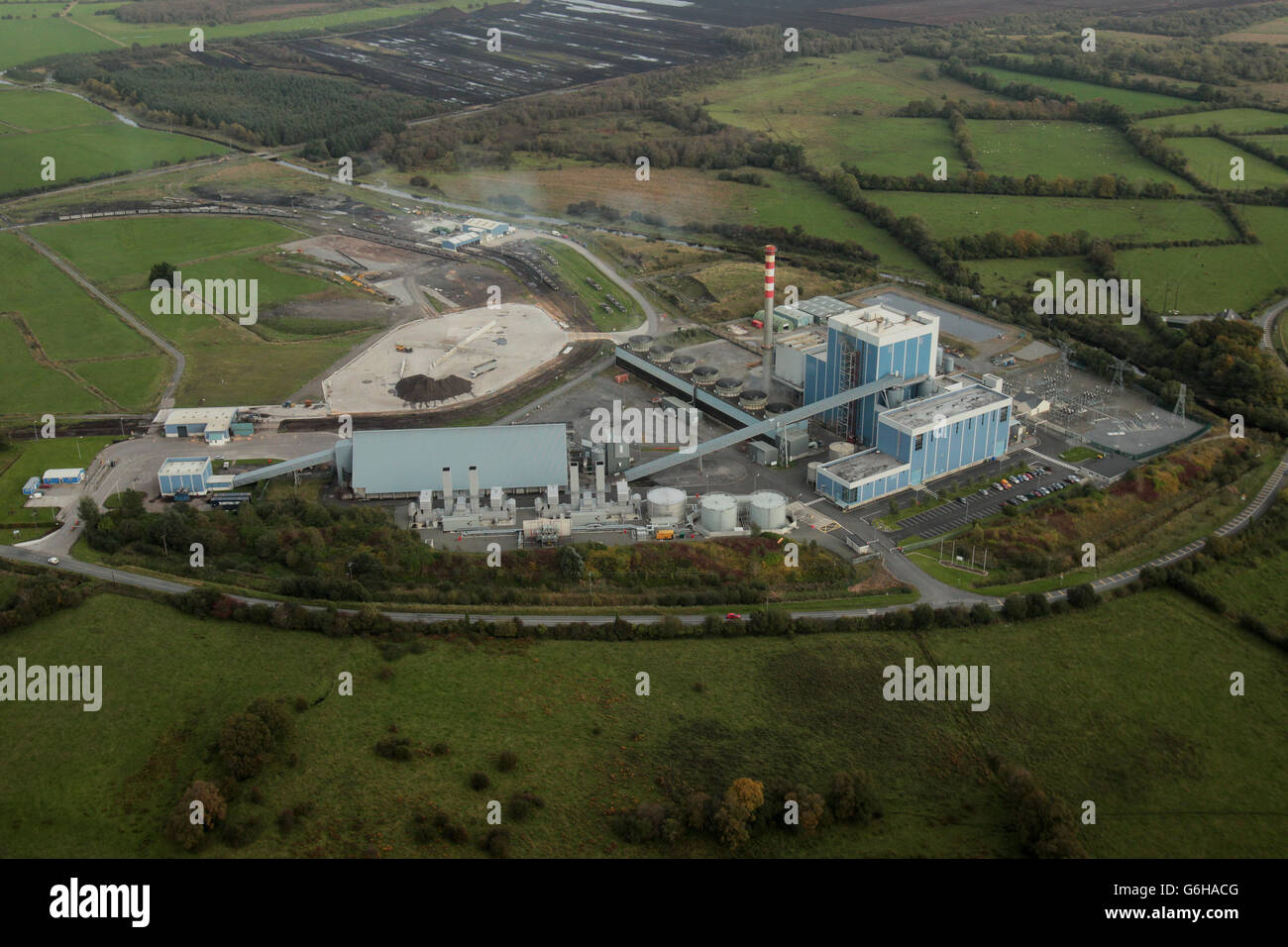 Foto di stock della torba di Edenderia di Bord na Mona e della powerstation alimentata a biomassa presa da un elicottero. Foto Stock