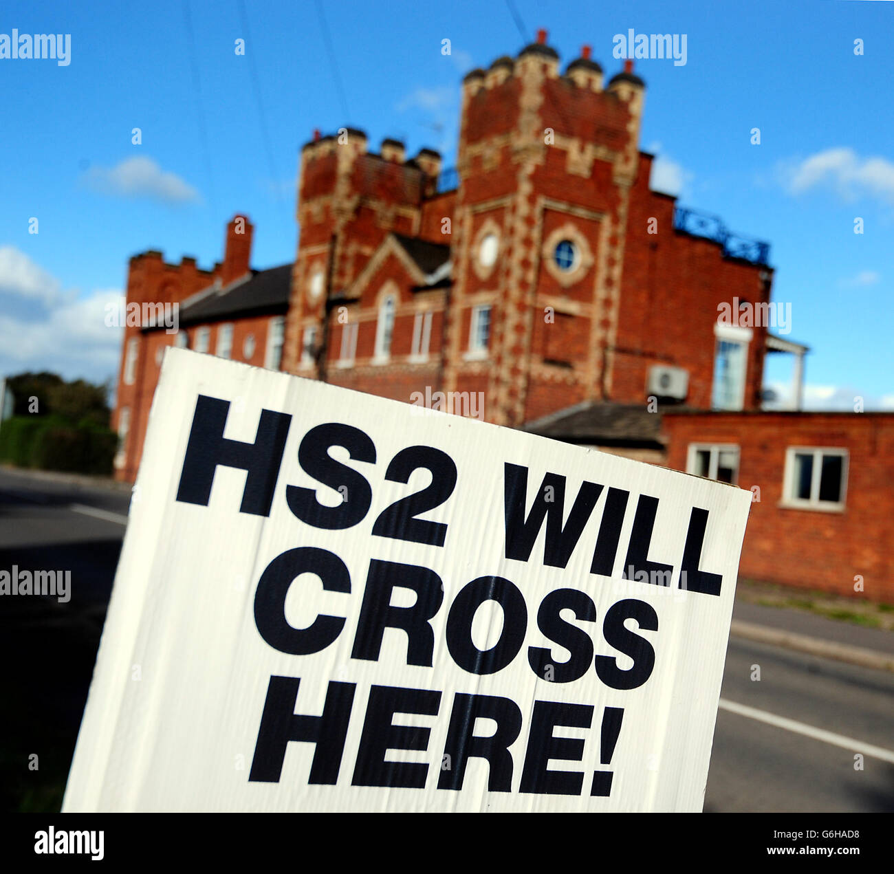 Una vista generale di un cartello anti HS2 a Whittington, Staffordshire. Foto Stock