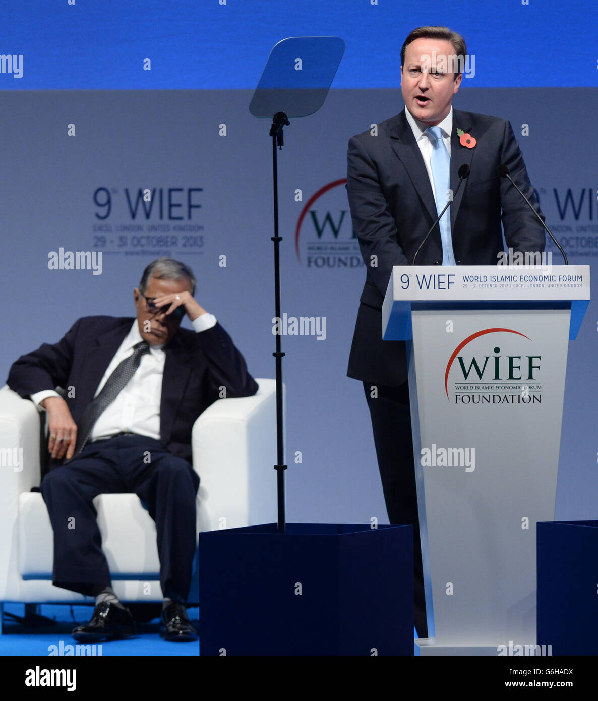 Il primo ministro David Cameron partecipa al 9° Forum economico islamico mondiale di Excel, Londra, alla quale partecipano altri leader islamici e sono ospitati da Cameron. Foto Stock