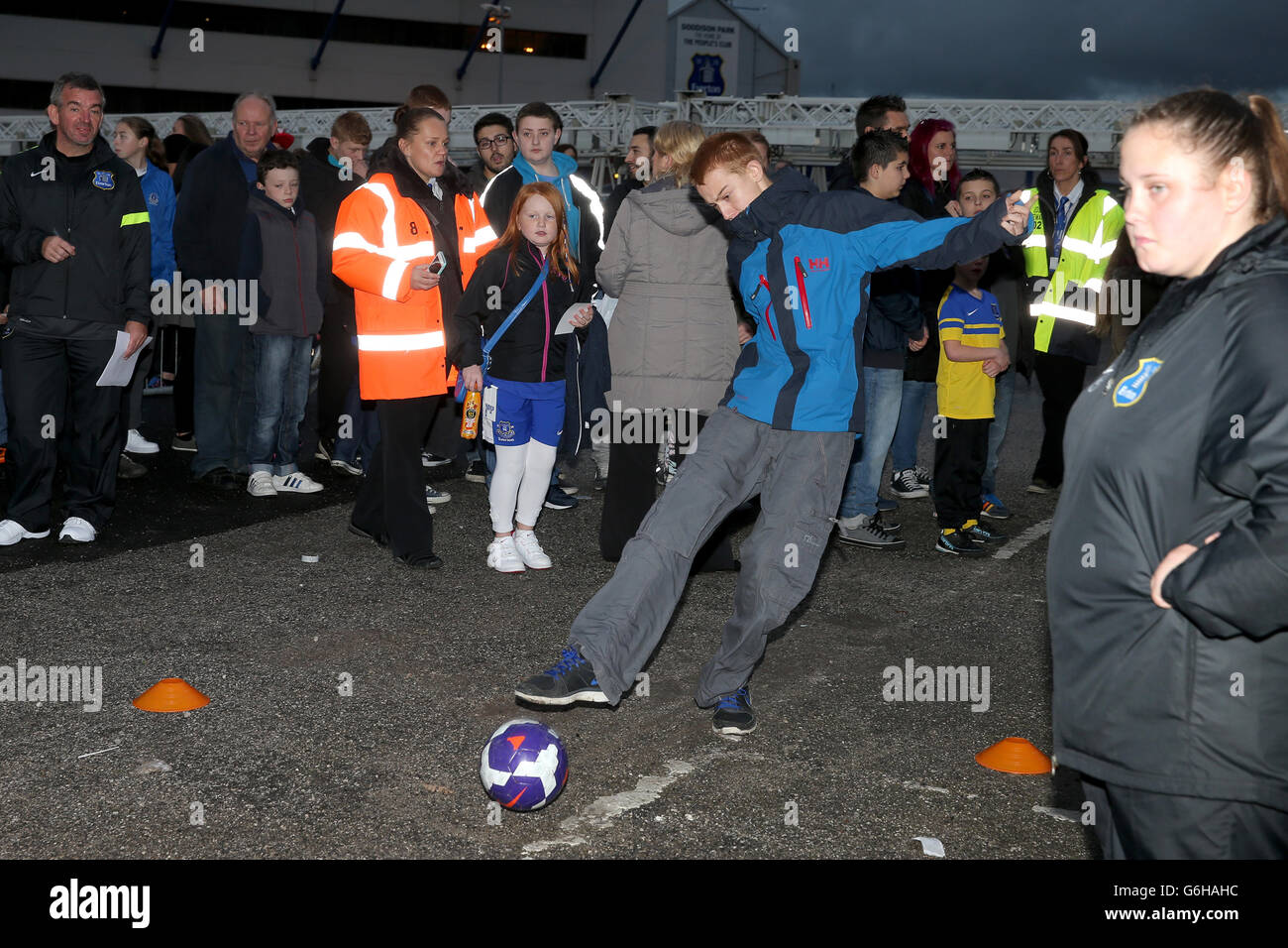 Giovani fan di Everton in pena di sparare fuori Goodison Park Foto Stock