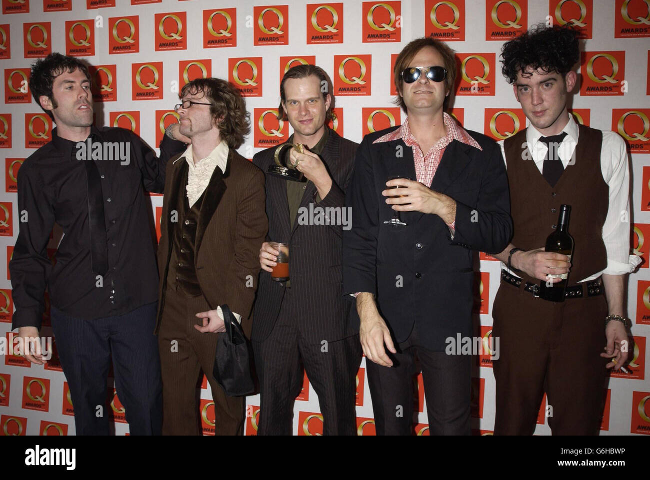 Electric Six con il miglior premio video, dopo il Q Awards al Park Lane Hotel nel centro di Londra. I premi annuali vengono lanciati dalla rivista Q Music. Foto Stock