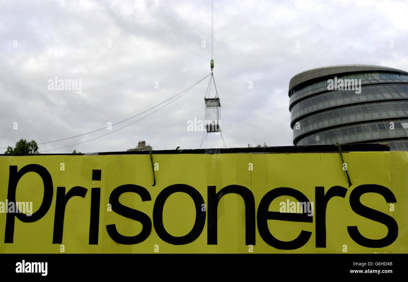 Un cartello di Amnesty International dell'illusionista David Blaine in perspex box vicino al Tower Bridge di Londra, dove il gruppo protesta per evidenziare la situazione dei "prigionieri di coscienza" dimenticati al mondo. * in tutto il mondo, migliaia di persone sono chiuse e affamati per il crimine di avere un'opinione, una credenza religiosa o di essere un membro di una minoranza a cui il loro governo si oppone. Foto Stock