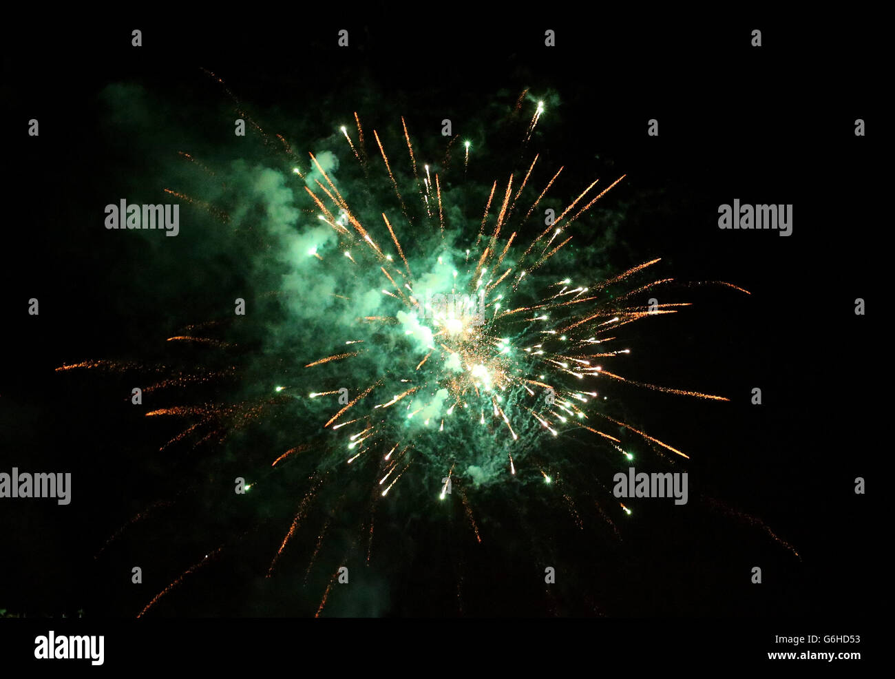 Fuochi d'artificio alle celebrazioni del Diwali a Bhaktivedanta Manor, vicino a Watford. Foto Stock
