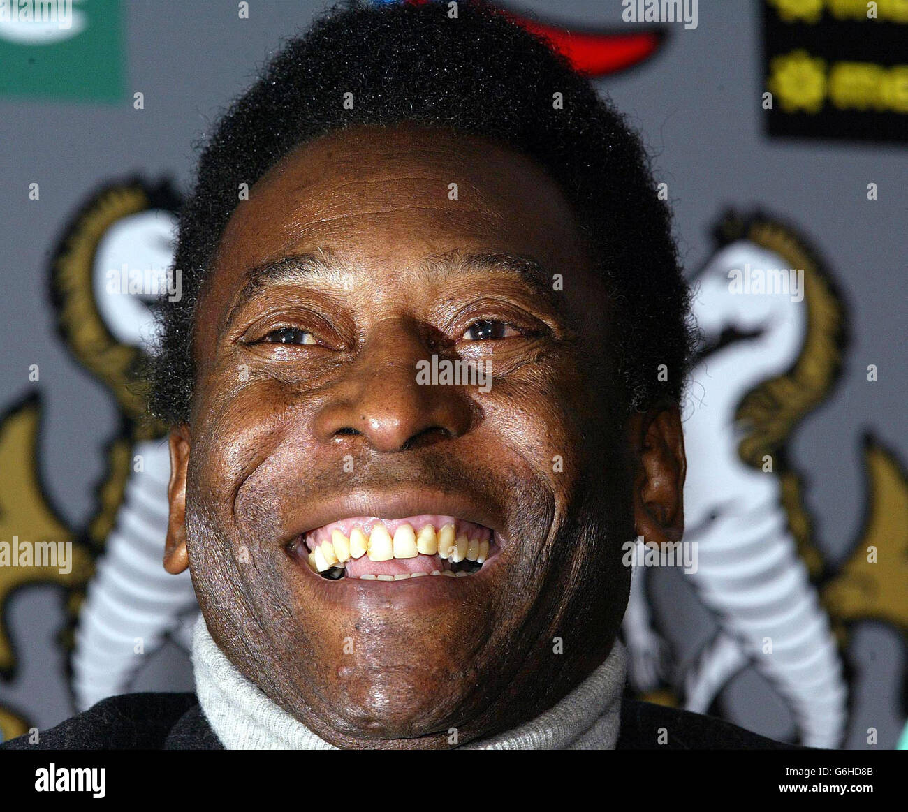 La leggenda del calcio Pele nello stadio di calcio St James' Park, Newcastle. L'ex brasiliano internazionale si è toccato questa mattina all'aeroporto di Newcastle per essere accolto da decine di cacciatori di autografi e giornalisti. Il vincitore della Coppa del mondo è stato nella regione per aprire una nuova mostra di fotografie che raccontano la sua vita in campo e fuori. Foto Stock