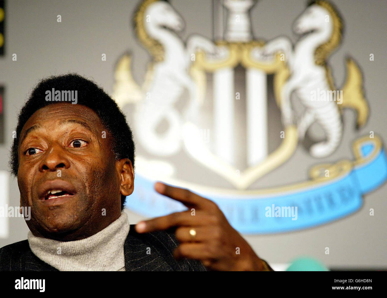 La leggenda del calcio Pele nello stadio di calcio St James' Park, Newcastle. L'ex brasiliano internazionale si è toccato questa mattina all'aeroporto di Newcastle per essere accolto da decine di cacciatori di autografi e giornalisti. Il vincitore della Coppa del mondo è stato nella regione per aprire una nuova mostra di fotografie che raccontano la sua vita in campo e fuori. Foto Stock