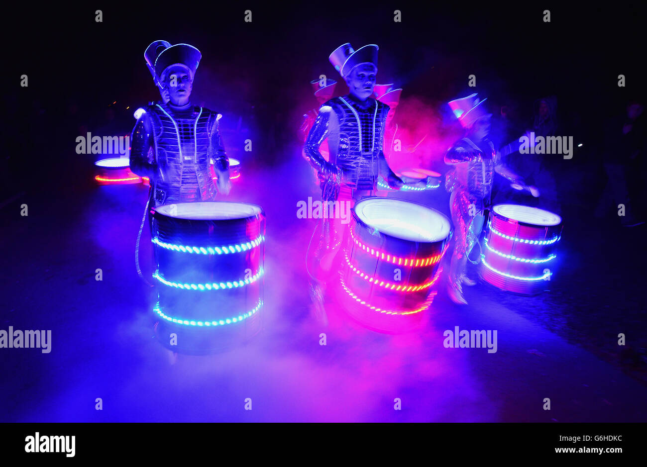 Drumming Sensation "Park" si esibisce ieri sera nell'ambito del festival di arti digitali Shimmer 2013 sul lungomare di Whitley Bay, a nord di Tyneside. Foto Stock