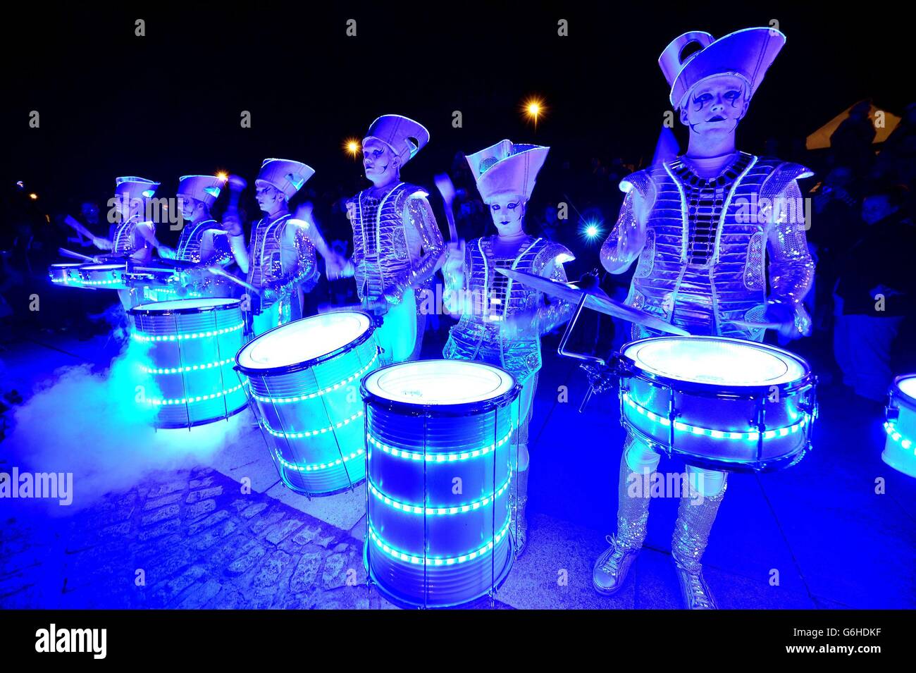 Drumming Sensation "Park" si esibisce ieri sera nell'ambito del festival di arti digitali Shimmer 2013 sul lungomare di Whitley Bay, a nord di Tyneside. Foto Stock