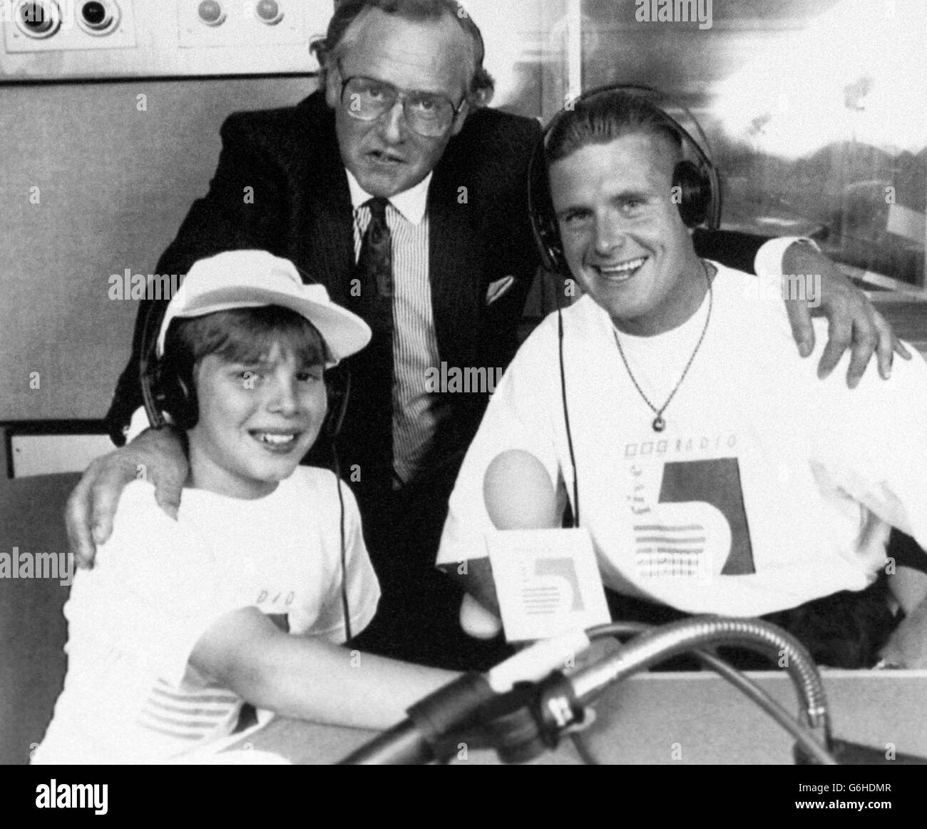 Tom Marsden, 11, ha intervistato il suo eroe Paul Gascoigne al lancio della BBC radio 5, sotto l'occhio vigile del direttore generale David Hatch. Foto Stock