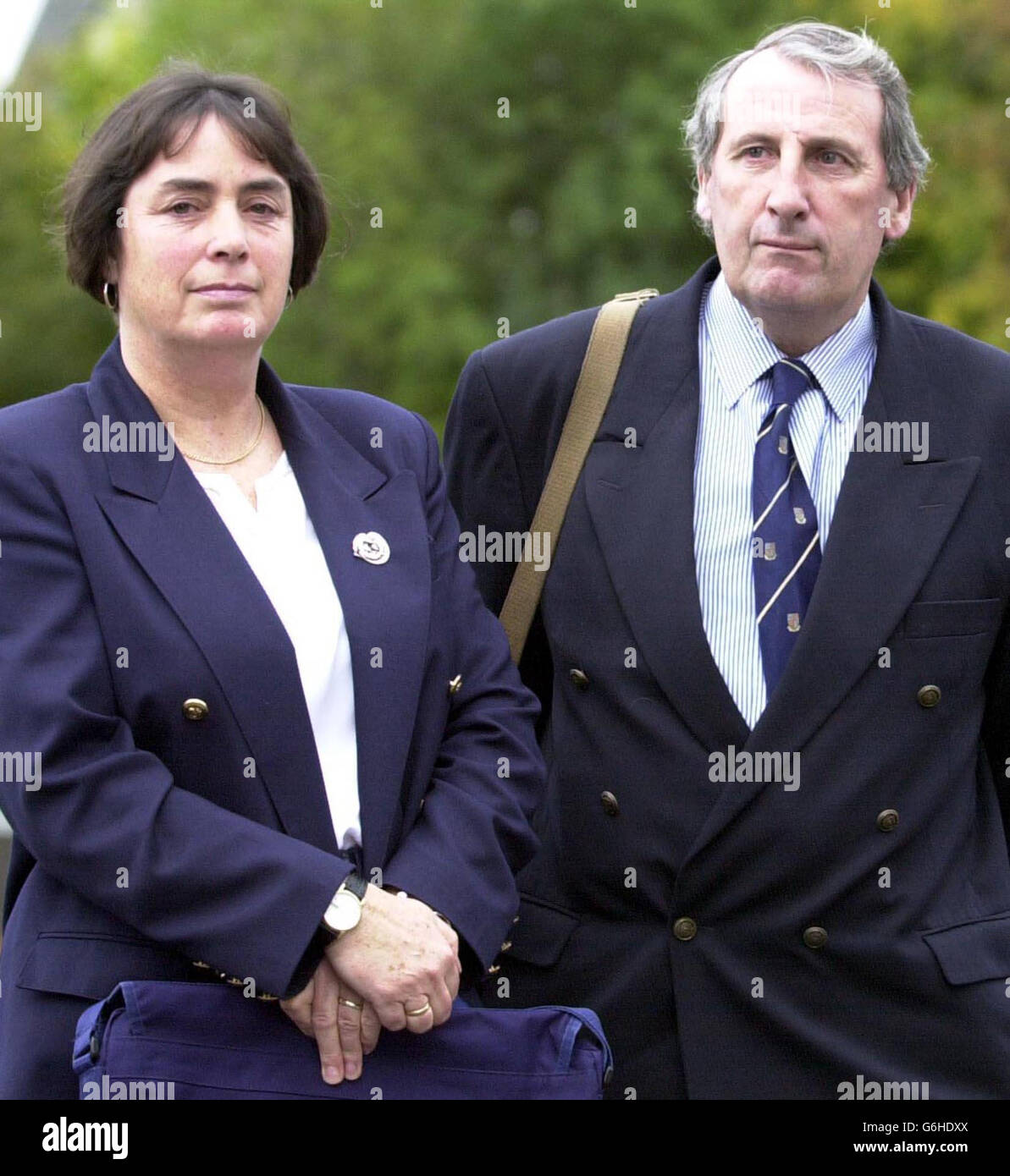 Ian e Patricia Hamilton partecipano al loro caso di corte civile a Inverness Sheriff Court. Il magnate degli autobus Gloag, assente e rappresentato dal difensore Eric Robertson, sostiene che gli Hamiltons non hanno il diritto di utilizzare una piccola striscia di terreno vicino al loro cottage affittato nella sua proprietà, vicino a Beauly, Inverness-shire. Gloag, che ha istituito la Stagecoach Bus Company con suo fratello Brian Soutar nel 1980, sostiene anche che la coppia non può utilizzare gli affittacamere o un parcheggio auto vicino al loro cottage. Foto Stock