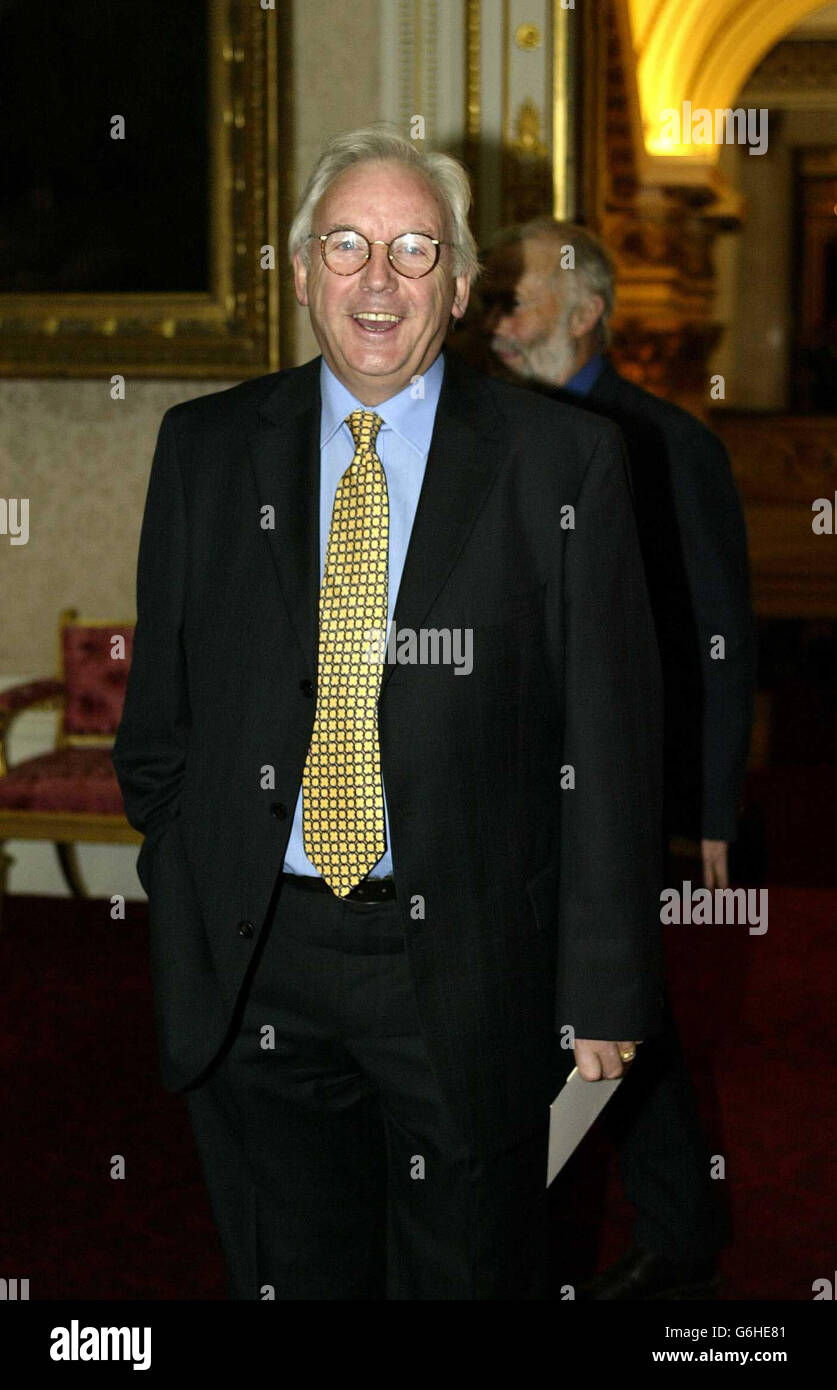 Pete Waterman arriva a un ricevimento ospitato dalla Regina Elisabetta II e dal Duca di Edimburgo a Buckingham, Londra, che mira a rendere omaggio a più di 400 pionieri della vita britannica. Foto Stock