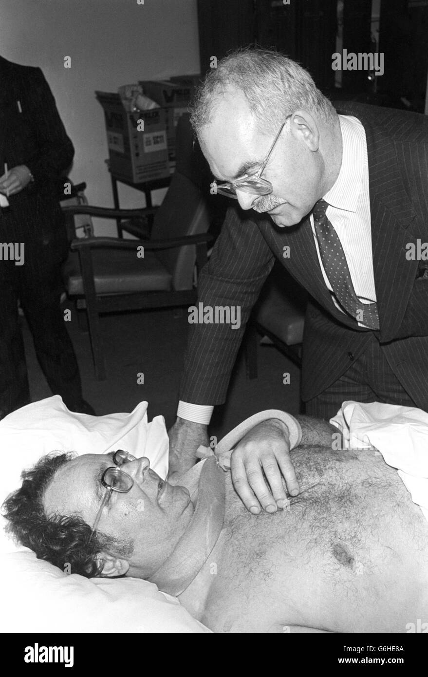 M1 sopravvissuto all'incidente d'aria Alistair McCorry è visitato dal presidente del Midland britannico Michael Bishop all'infermeria reale di Laicester. Foto Stock