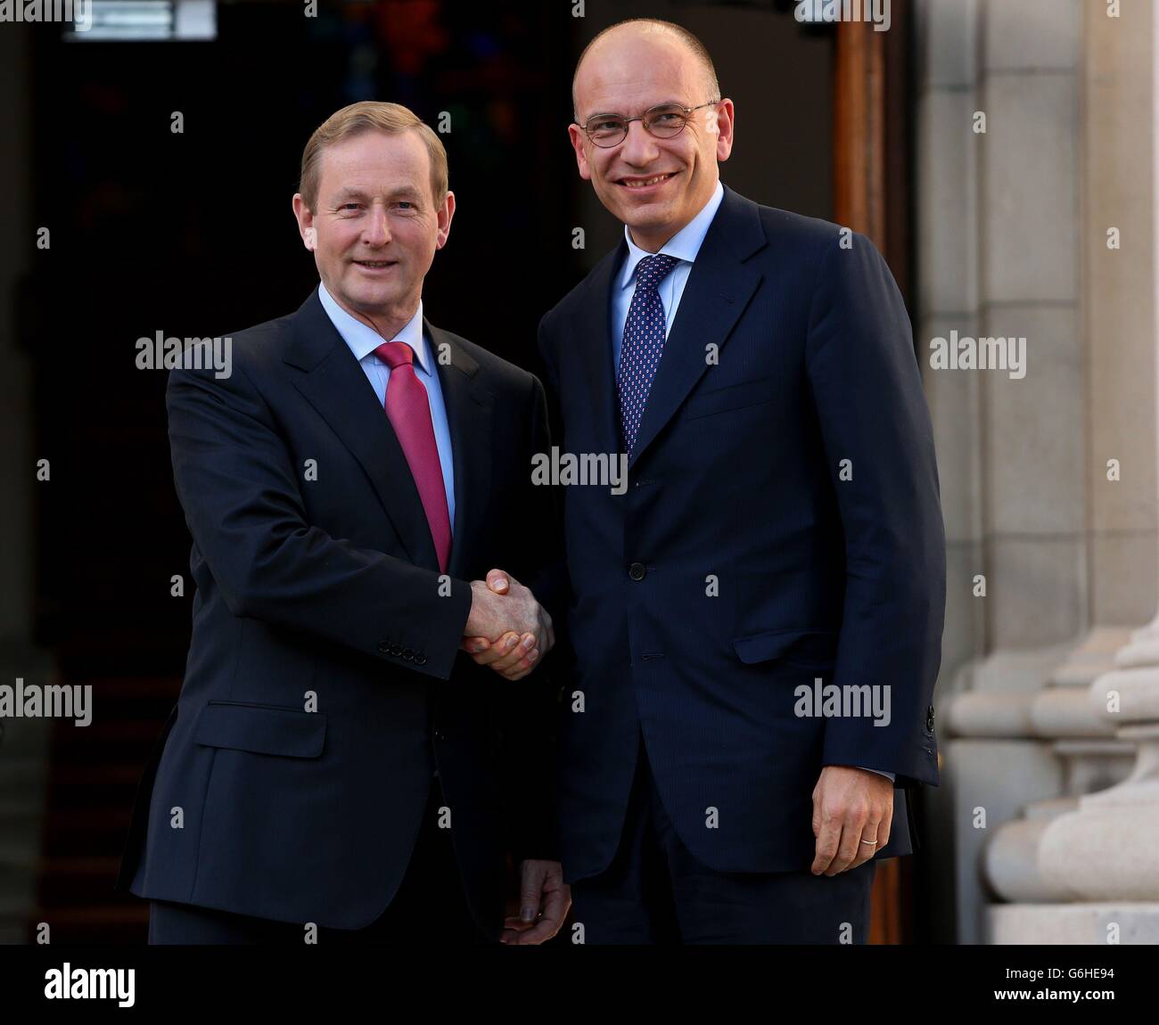 Taoiseach Enda Kenny TD (a sinistra) con il primo ministro italiano Enrico letta (a destra) presso gli edifici governativi di Dublino. Foto Stock