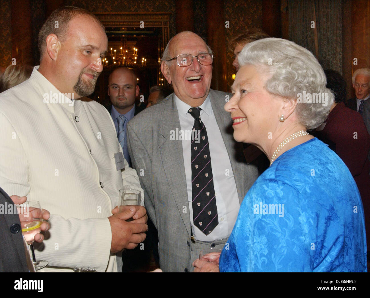 La regina Elisabetta II chiacchiera con Mark Orchard (a sinistra) e Eric Dodds a Buckingham Palace, Londra, durante un ricevimento speciale che rende omaggio al contributo di oltre 400 pionieri nella vita britannica. Rappresentanti di imprese, gruppi comunali, moda, cibo, musica, scienza, arte, governo, università e salute saranno presenti all'evento ospitato dalla Regina e dal Duca di Edimburgo. I nomi famosi, tra cui Delia Smith, Pete Waterman, Sir Cliff Richard, Simon Weston, Zandra Rhodes, Sir Jackie Stewart, Trevor Baylis e Sir Roger Banister, vedranno le mostre, a cui tutti si riferiscono Foto Stock