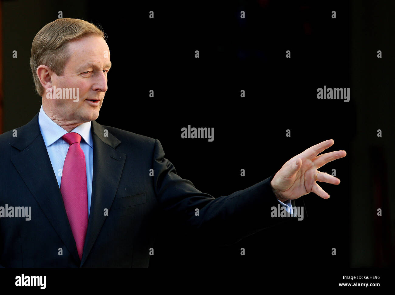 Taoiseach Enda Kenny TD attende l'arrivo del primo ministro italiano Enrico letta presso gli edifici governativi di Dublino. Foto Stock