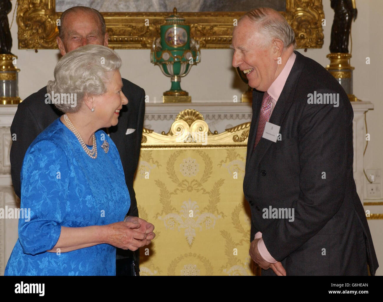 La Regina Elisabetta II saluta l'ex-atleta Sir Roger Banister a Buckingham Palace, Londra, durante un ricevimento speciale che rende omaggio al contributo di più di 400 pionieri nella vita britannica. Rappresentanti di imprese, gruppi di comunità, moda, cibo, musica, Scienza, arte, governo, accademia e salute saranno presenti all'evento ospitato dalla Regina e dal Duca di Edimburgo. Nomi famosi tra cui Delia Smith, Pete Waterman, Sir Cliff Richard, Simon Weston, Zandra Rhodesa e Trevor Baylis vedranno le mostre, tutte relative a successi pionieristici. Trasmissione e. Foto Stock