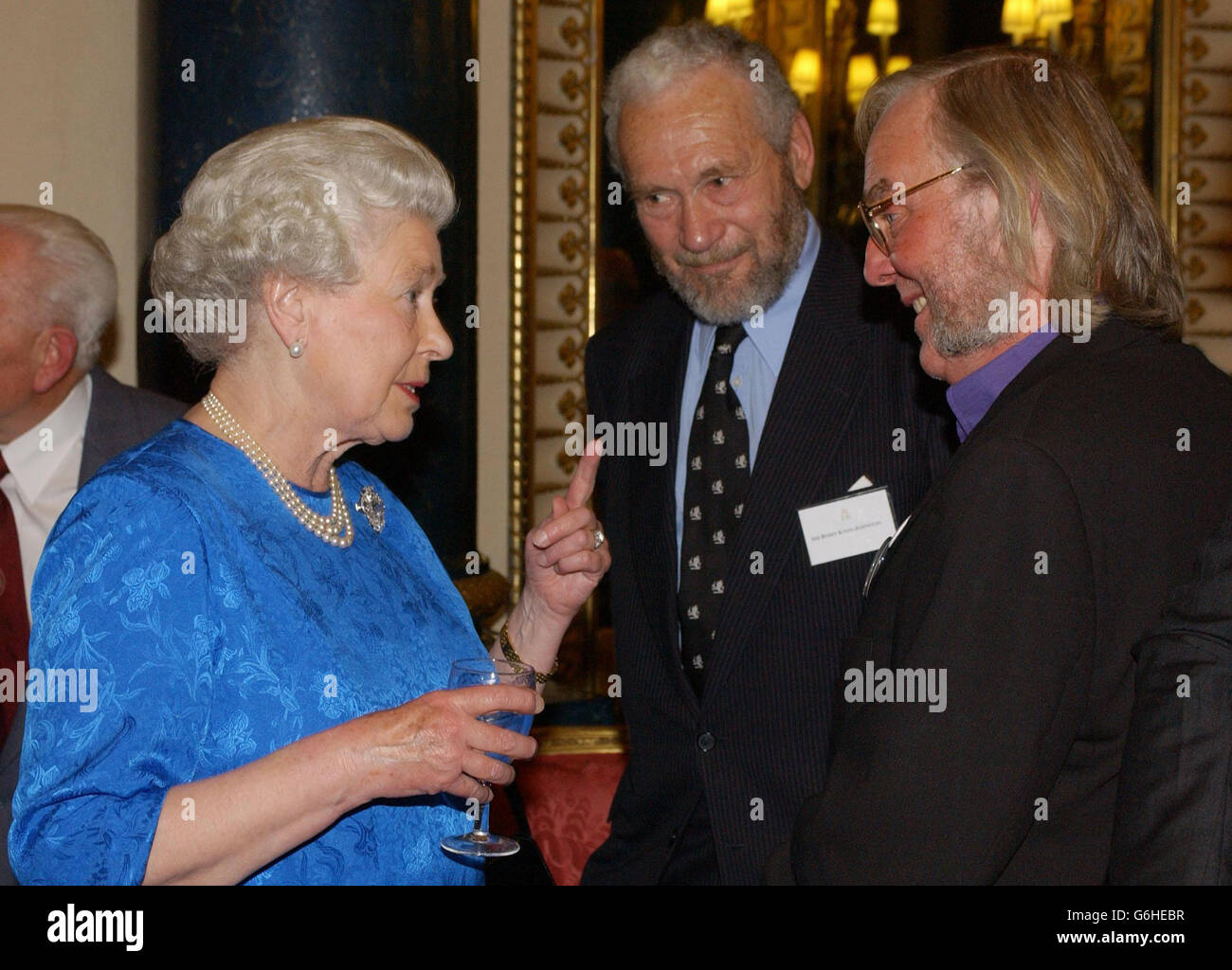 La regina Elisabetta II chiacchiera con Sir Robin Knox-Johnston (a sinistra) e lo scienziato principale della missione britannica "Beagle-2" a Marte, il professor Colin Pillinger, a Buckingham Palace, Londra, durante un ricevimento speciale che rende omaggio al contributo di più di 400 pionieri nella vita britannica. Rappresentanti di imprese, gruppi comunali, moda, cibo, musica, scienza, arte, governo, università e salute saranno presenti all'evento ospitato dalla Regina e dal Duca di Edimburgo. Nomi famosi tra cui Delia Smith, Pete Waterman, Sir Cliff Richard, Simon Weston, Zandra Rhodes, Foto Stock