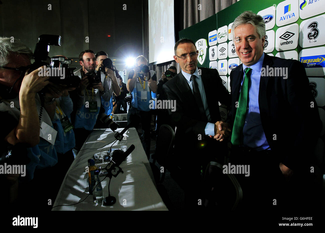 Il direttore della Nuova Repubblica d'Irlanda Martin o'Neill (a sinistra) con l'amministratore delegato della fai John Delaney durante una conferenza stampa al Gibson Hotel, Dublino, Irlanda. Foto Stock
