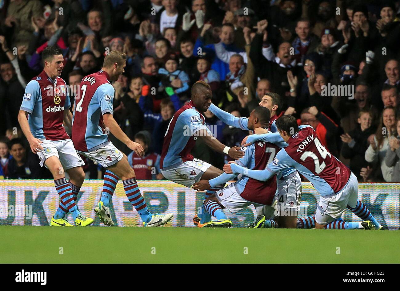 Calcio - Barclays Premier League - Aston Villa / Cardiff City - Villa Park. Il Leandro Bacuna di Aston Villa (centro) celebra il suo primo obiettivo con i compagni di squadra Foto Stock