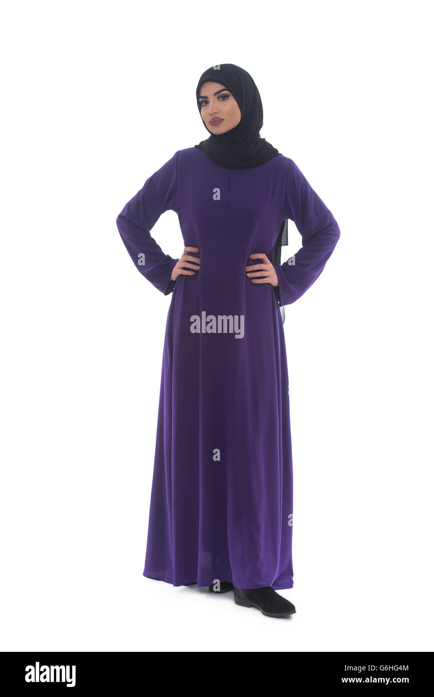 Moda Ritratto di giovane bella donna musulmana con foulard nero isolato su sfondo bianco Foto Stock