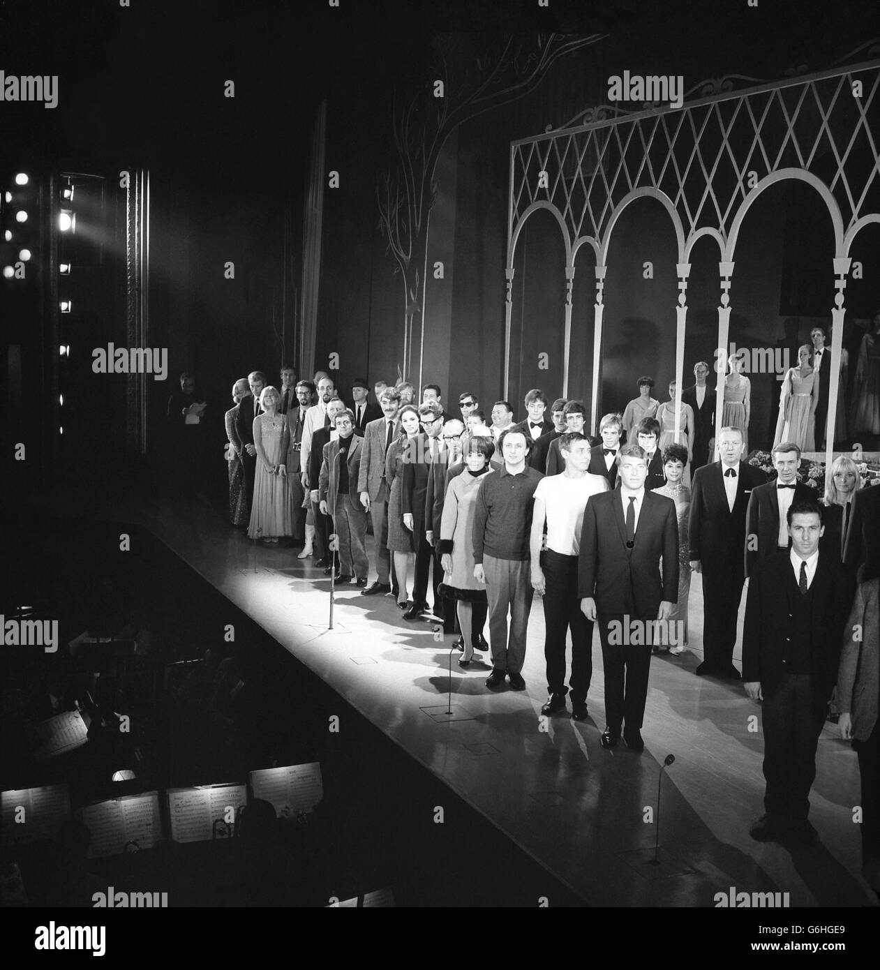 I volti famosi si volgono verso la vuota Royal Box durante le prove finali al London Palladium in preparazione al Royal Variety Show Tonights che vi ha partecipato la Queen. Alcuni dei volti possono essere riconosciuti come quelli di Peter Cooke e Dudley Moore (a metà strada sulla sinistra), Shirley Bassey, Dave Clarke e i suoi cinque, Ken Dodd e molti altri. Foto Stock
