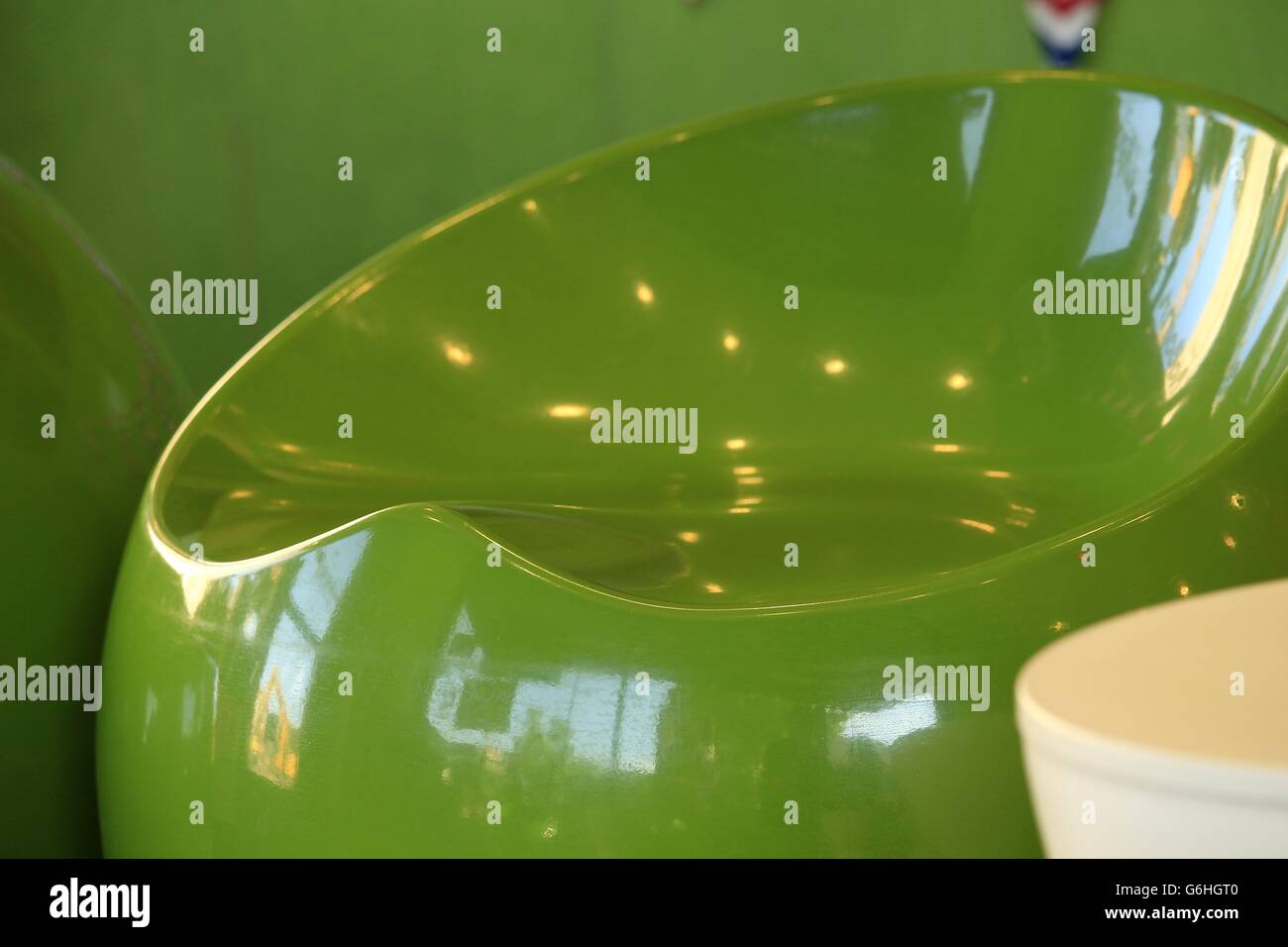 Sedia verde sullo sfondo verde Foto Stock