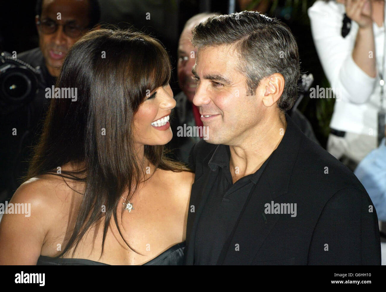 L'attrice Catherine Zeta-Jones e l'attore George Clooney arrivano per la prima mondiale del loro nuovo film intollerabile crudelty all'Accademia delle arti e delle scienze del movimento a Beverly Hills, Los Angeles. Foto Stock