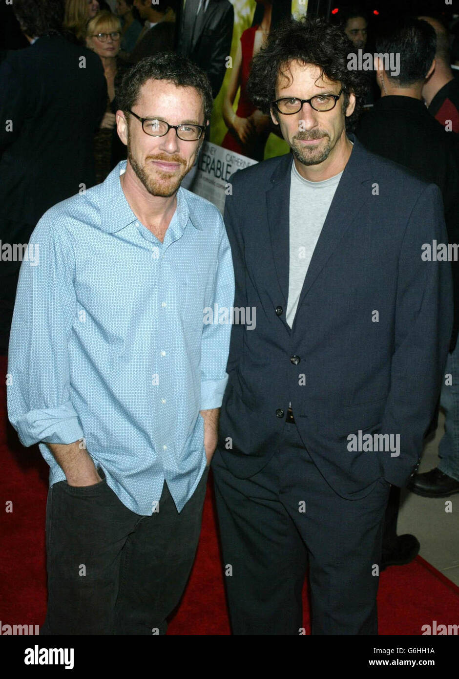 I fratelli Ethan (a sinistra) e Joel Coen arrivano per la prima mondiale del loro nuovo film intollerabile crudeltà all'Accademia delle arti e delle scienze cinematografiche di Beverly Hills, Los Angeles. I fratelli Coen hanno diretto e prodotto il film che vede protagonisti Catherine Zeta-Jones e George Clooney. Foto Stock