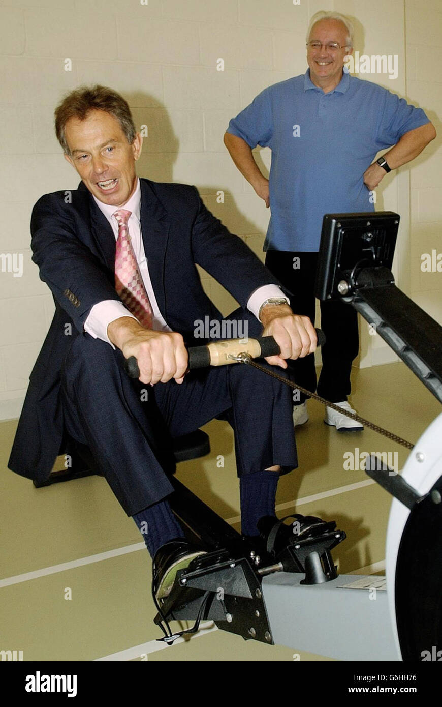 Il primo ministro Tony Blair è messo attraverso i suoi passi su una macchina di canottaggio durante una visita all'unità cardiaca al Royal Bournemouth Hospital. Foto Stock