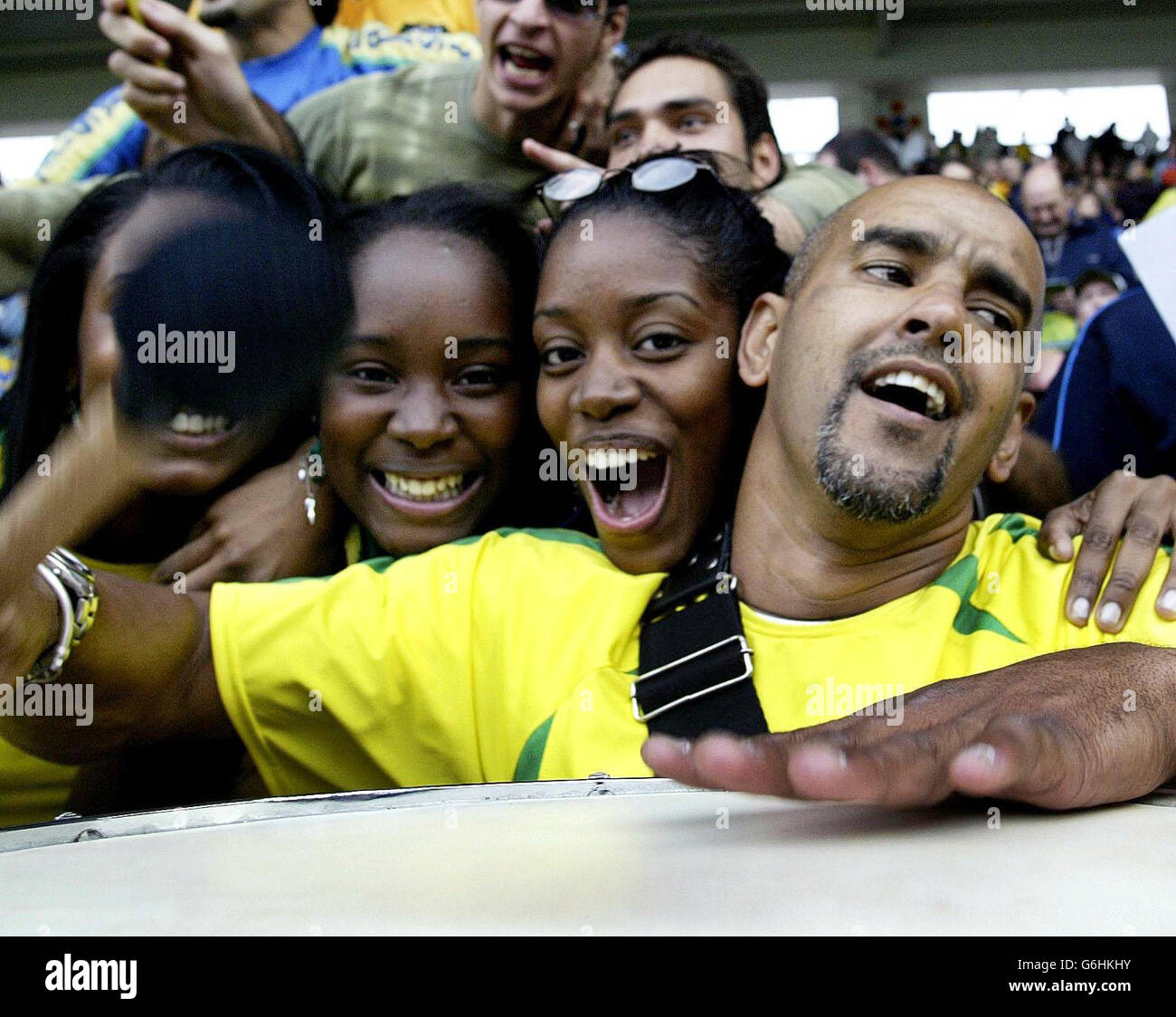 ** tifosi brasiliani in stand, durante la amichevole partita internazionale contro la Giamaica al Walkers Stadium, Leicester. Il Brasile ha vinto 1-0. Foto Stock