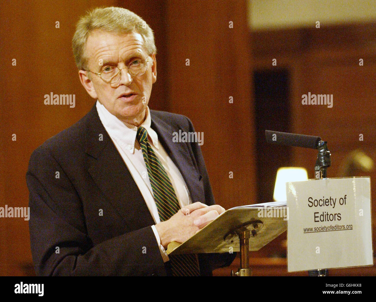 Il presidente del Press Reclames Council, Sir Christopher Meyer, si rivolge alla Society of Editors di Londra. I redattori di giornali sono stati avvertiti stasera contro i pericoli di diventare compiacenti per le minacce all'indipendenza editoriale. Sir Christopher, capo della guardia del settore, ha annunciato una serie di nuove iniziative volte ad aiutare le persone coinvolte nei reclami contro la stampa. Il presidente del Press Reclames Council (PCC) ha affermato che le recenti richieste di nuove leggi per la tutela della privacy e di altre questioni relative ai media sono state respinte a favore di una continua autoregolamentazione. Vedere PA storia MEDIA PCC. Foto Stock