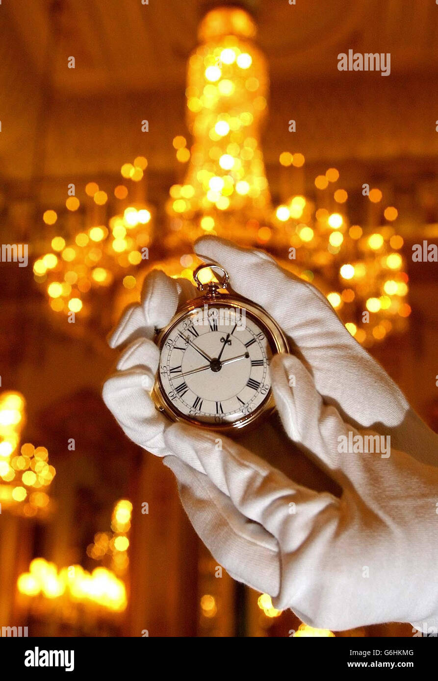 L'orologio da tasca Mudge, considerato forse l'orologio più importante del  mondo dal punto di vista storico, è tenuto da un membro del personale della  Royal Collection nel salotto bianco di Buckingham Palace.
