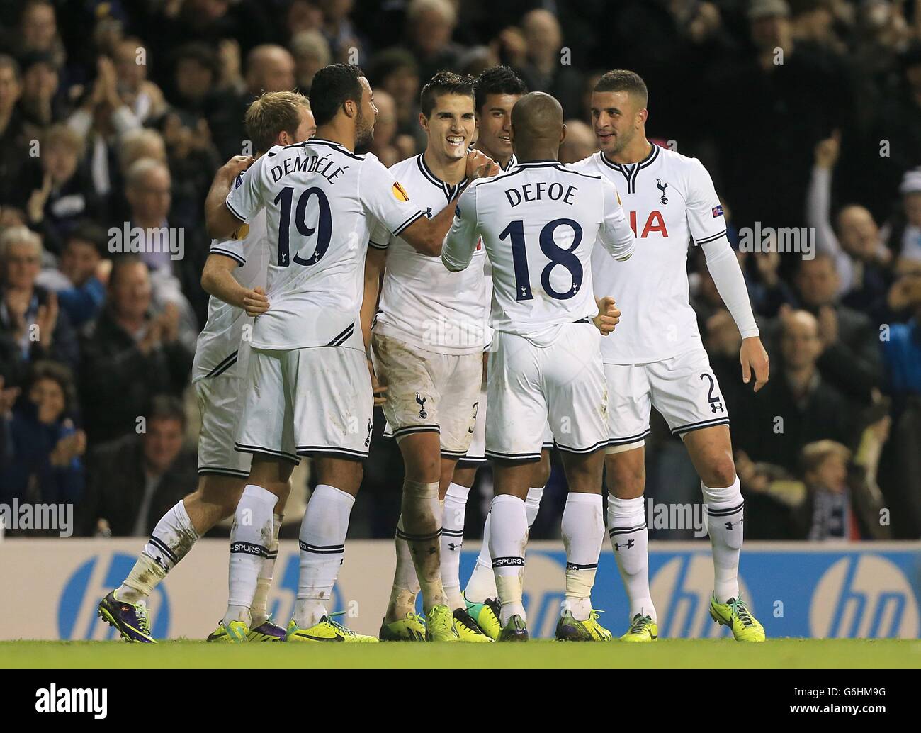 Calcio - UEFA Europa League - Gruppo K - Tottenham Hotspur / Sheriff Tiraspol - White Hart Lane. Erik lamela (centro) di Tottenham Hotspur celebra il suo primo obiettivo con i compagni di squadra Foto Stock