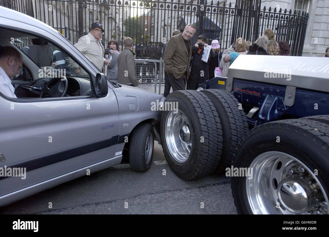 La scena di un incidente al di fuori di Downing Street, nel centro di Londra, che coinvolse il camion di Chris Eubank, dopo aver preso parte a una protesta da un uomo contro l'occupazione militare dell'Iraq. Il fiammeggiante showman sostenne il suo enorme camion fuori Downing Street e suonò il suo corno per circa un minuto. Poi ha guidato fuori prima di tornare per una seconda volta, ma è stato prontamente portato via dopo la retromarcia in un furgone di consegna e suonare di nuovo il suo corno. Foto Stock