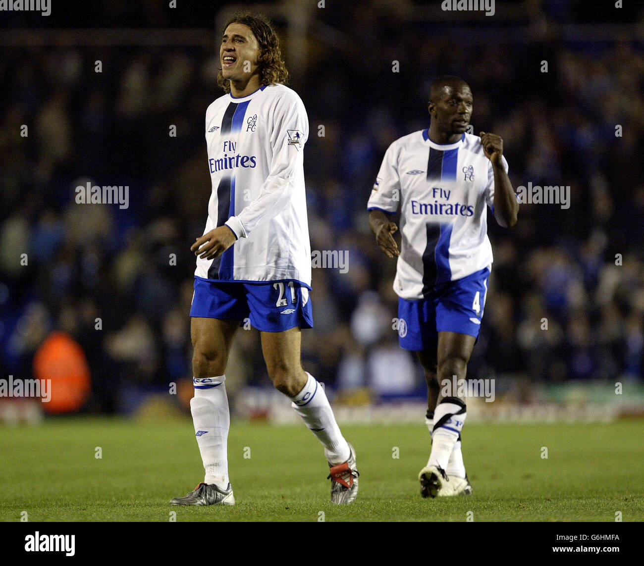 La coppia di Chelsea, Hernan Crespo e Claude Makelele, abbattuti, camminano fuori dal campo di St Andrews dopo il 0-0 pareggio con Birmingham City, durante la loro prima partita a St Andrew's, Birmingham. Foto Stock