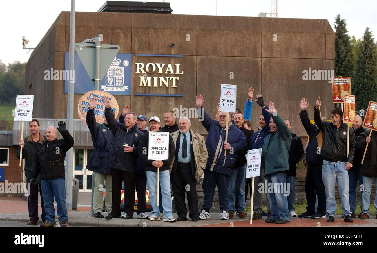 Alcuni dei 500 lavoratori della zecca reale ondano ai tifosi che passano mentre prendono parte al primo dei loro attacchi di 24 ore previsti, fuori dello stabilimento di Llantrisant, Galles del Sud. I lavoratori stanno organizzando lo sciopero per protestare contro un'offerta retributiva del 3%, e pianificano ulteriori passaggi a marcia avanti a meno che la controversia non sia risolta. Foto Stock