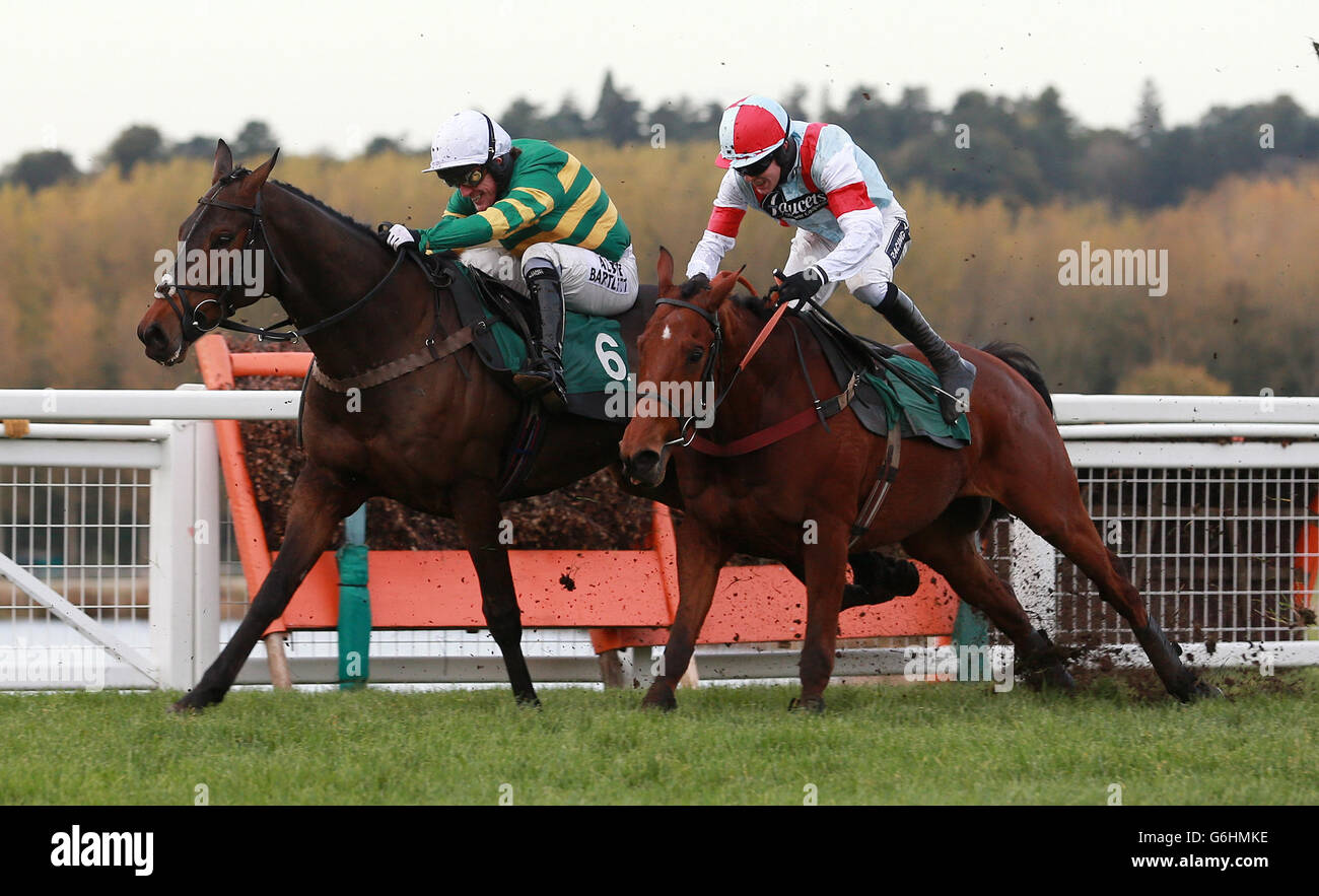 Corse di cavalli - Ippodromo di Towcester. Hurdle all'ippodromo di Towcester, Northamptonshire. Foto Stock