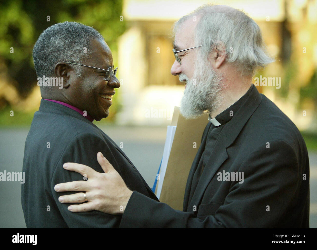 L'Arcivescovo di Canterbury Dr Rowan Williams (destra) incontra l'Arcivescovo di Nigeria Peter Akinola alle porte del Lambeth Palace di Londra, mentre ha accolto i primati anglicani per un incontro, i principali chierici anglicani del mondo oggi hanno chiesto nuove mosse per porre fine alla crisi del clero gay. L'Arcivescovo di Capetown, Njonggonkulu Ndungane, ha chiesto l'istituzione di una commissione per esaminare la questione che minaccia di dividere la Chiesa. Foto Stock