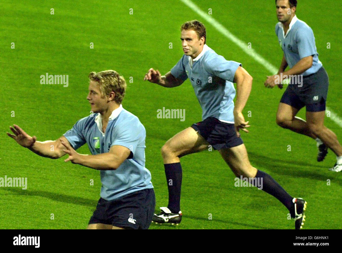 Simon Taylor, in Scozia, ha lasciato Andrew Hendreson e Kenny Logan durante l'allenamento prima della partita contro gli Stati Uniti al Suncorp Stadium Brisbane, Australia. NESSUN UTILIZZO DEL TELEFONO CELLULARE. I SITI INTERNET POSSONO UTILIZZARE UNA SOLA IMMAGINE OGNI CINQUE MINUTI DURANTE LA PARTITA Foto Stock