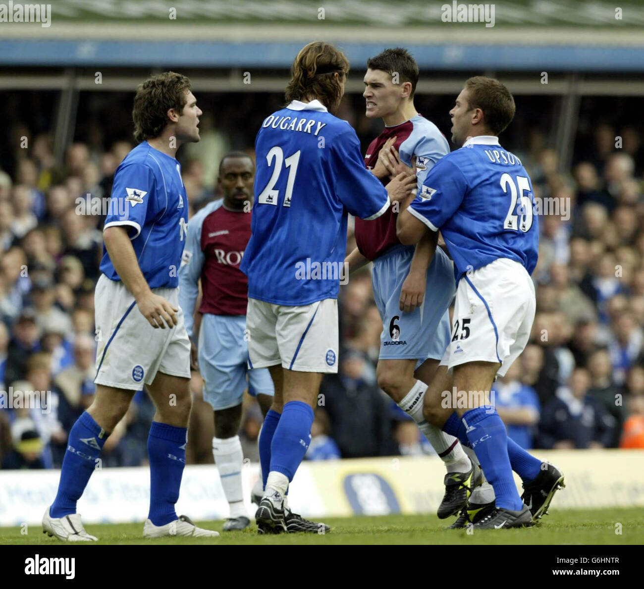 Gareth Barry di Aston Villa è tenuto lontano dal David Dunn di Birmingham City (a sinistra) da Christophe Dugarry e Matthew Upson (a destra) durante la loro partita Barclaycard Premiership a St Andrews, Birmingham. Punteggio finale 0-0. Foto Stock