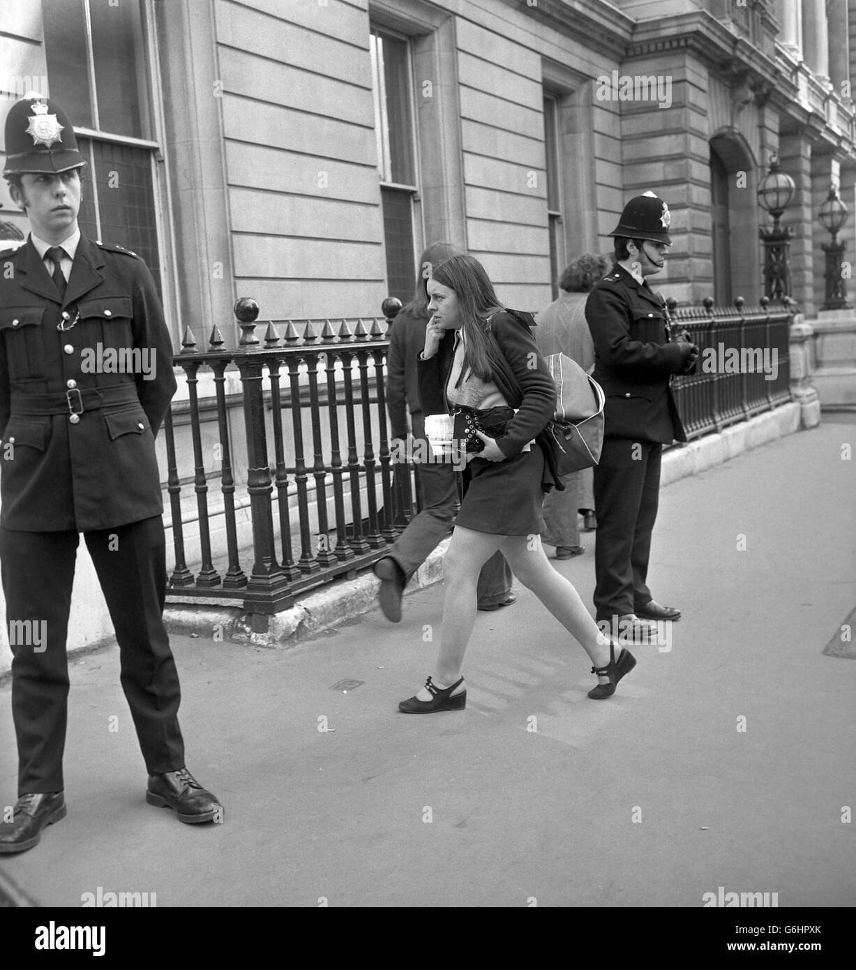 Bernadette Devlin, deputato, sulla strada per Bow Street Court, dove 10 persone accusate di aver plottato le esplosioni dell'automobile intrappolata a Londra sono state rimesse in custodia per comparire alla corte di Lambeth Magistrates tra sette giorni. Alla corte è stato detto Bernadette Devlin, MP, e l'attrice Miss Redgrave sono stati disposti a offrire fideiussioni e alloggio per gli accusati. Foto Stock