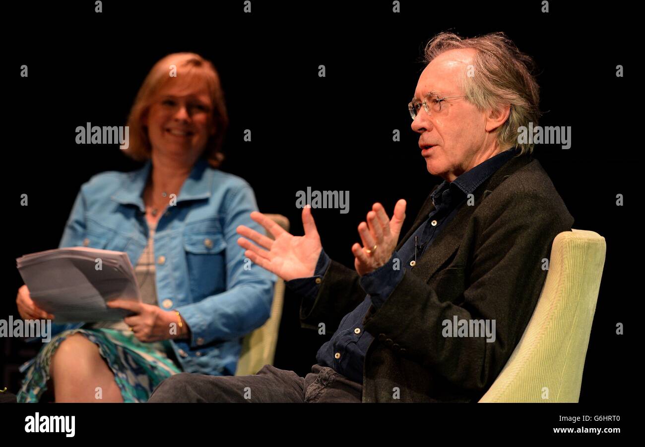 L'emittente Martha Kerney (a sinistra) e il romanziere Ian McEwan (a destra) durante un discorso al Science Museum di Londra, prima dell'apertura della nuova mostra 'Collider' del museo Foto Stock