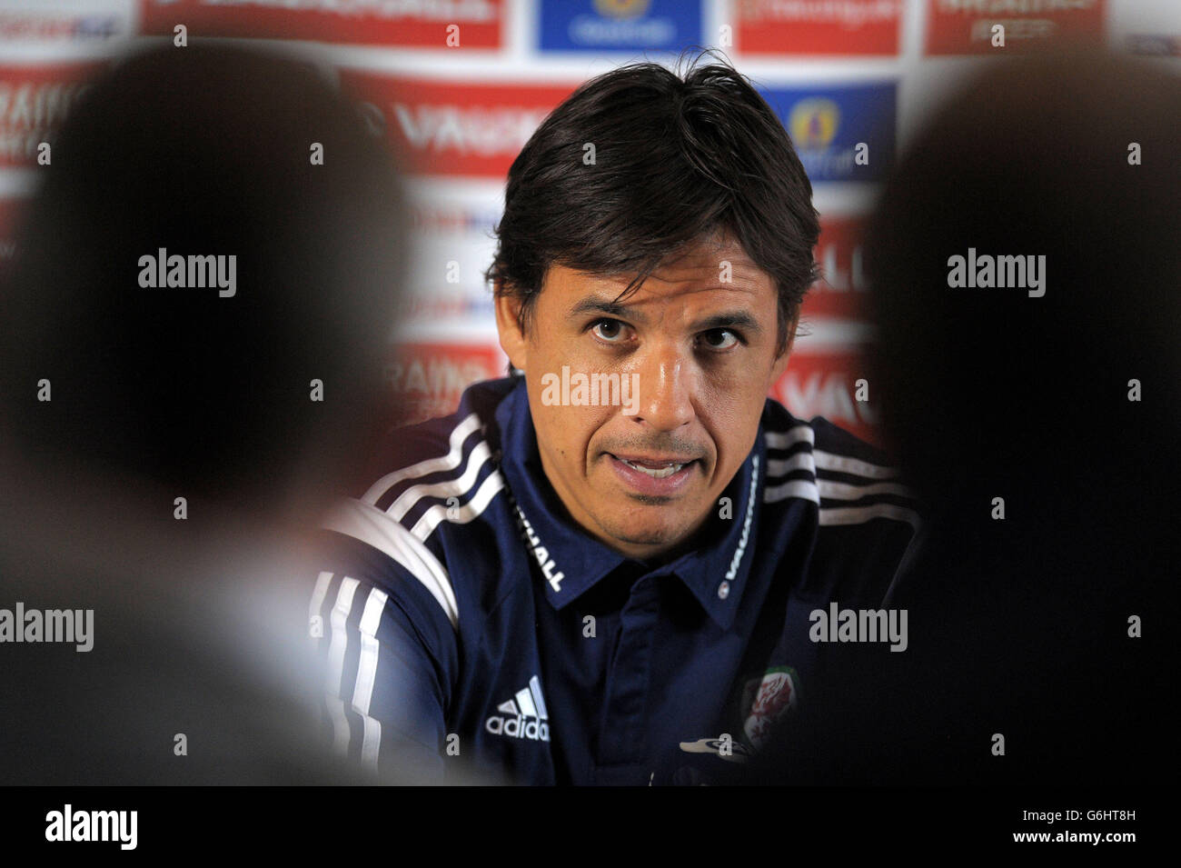 Il team manager nazionale del Galles Chris Coleman durante una conferenza stampa al St David's Hotel di Cardiff. Foto Stock