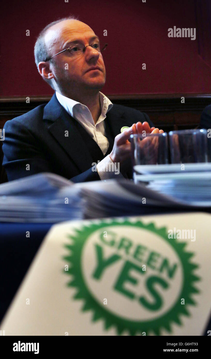 Il leader del Partito Verde Scozzese Patrick Harvie al lancio della campagna a Edimburgo, mentre il Partito Verde Scozzese inizia ufficialmente la sua spinta a convincere la gente a votare Sì nel referendum del prossimo anno. Foto Stock